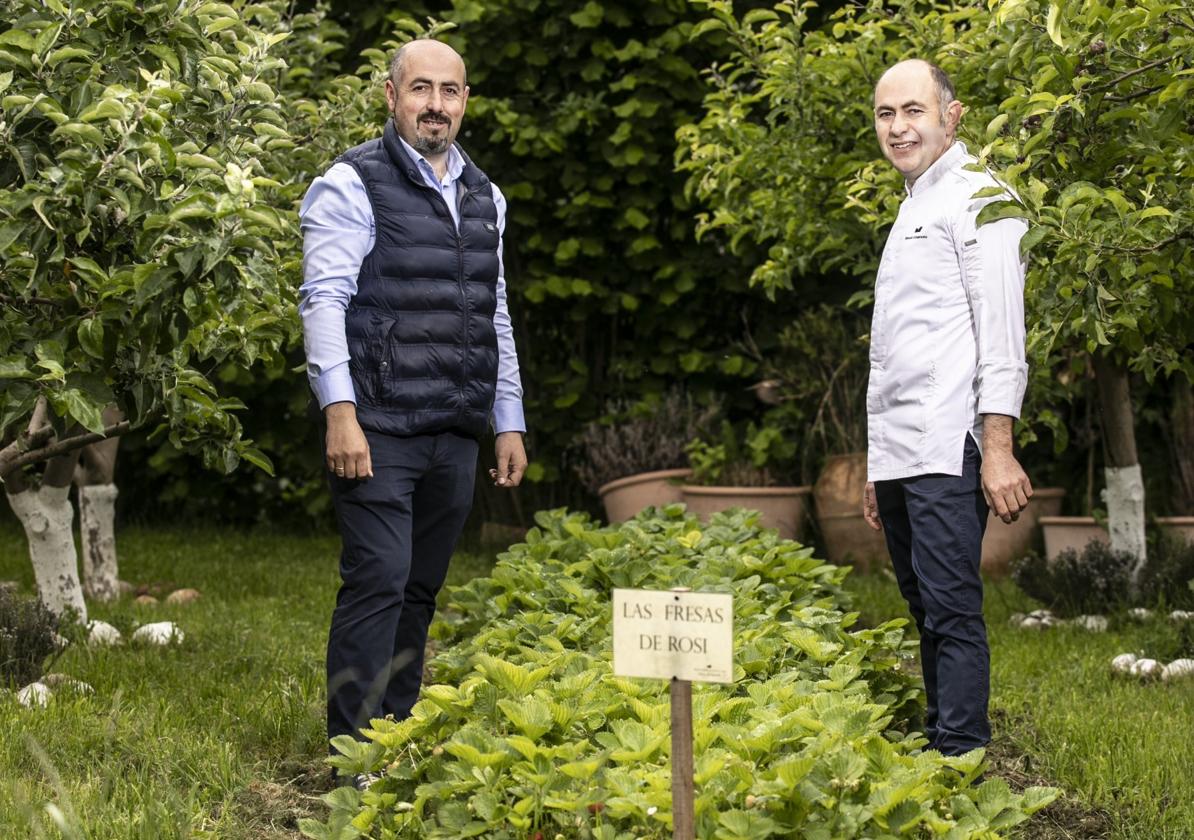 Carlos e Ignacio, en la huerta que nutre su cocina.