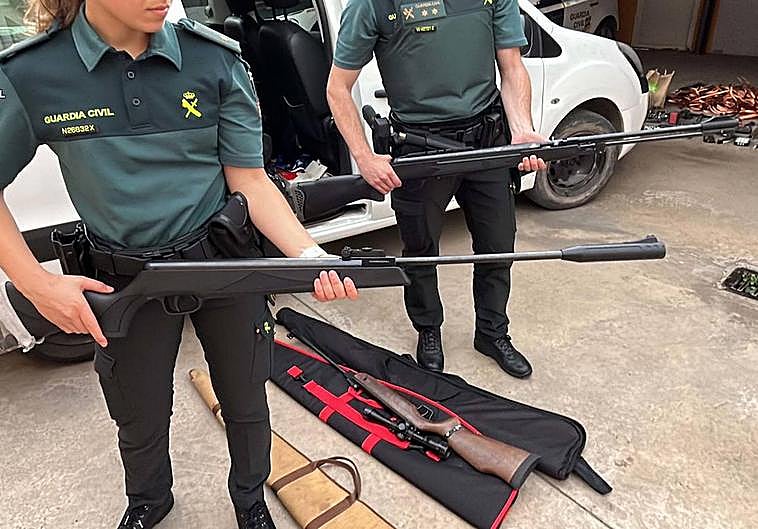 Imagen de las armas que portaba el detenido en su vehículo.