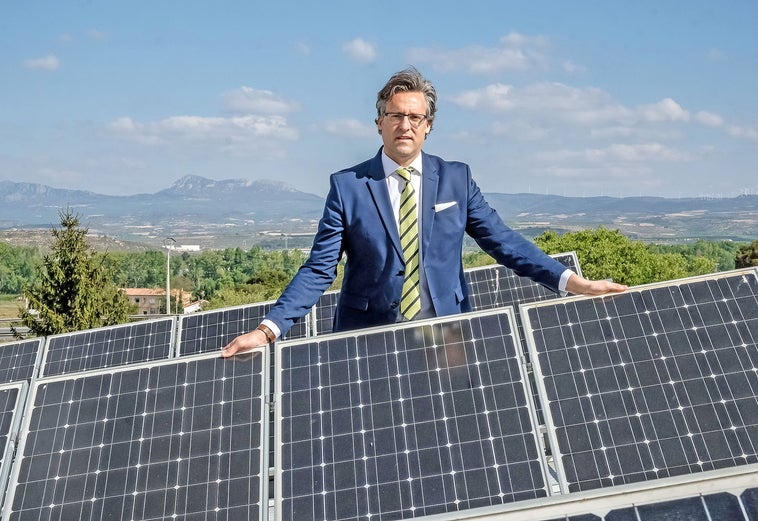 Alberto Romero, CEO de Aresol, con unas placas solares.