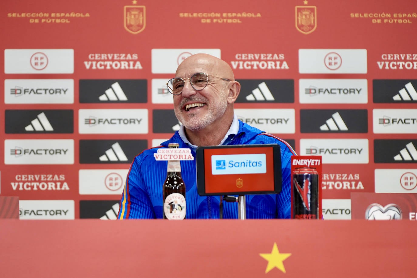 Luis de la Fuente sonríe durante una rueda de prensa