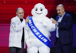 Los hermanos Echapresto posan con Bibendum, mascota y símbolo de Michelin.