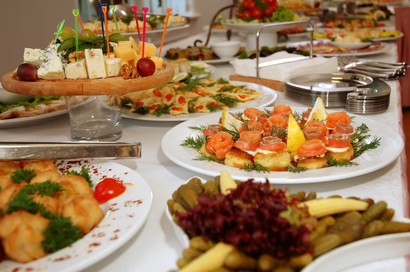 Los canapés abarrotan una mesa.