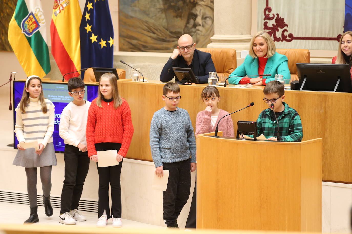 Los niños riojanos leen la Constitución