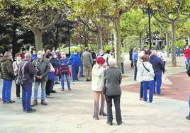 Pensionistas concentrados frente a la Delegación del Gobierno en La Rioja en defensa de las pensiones públicas.