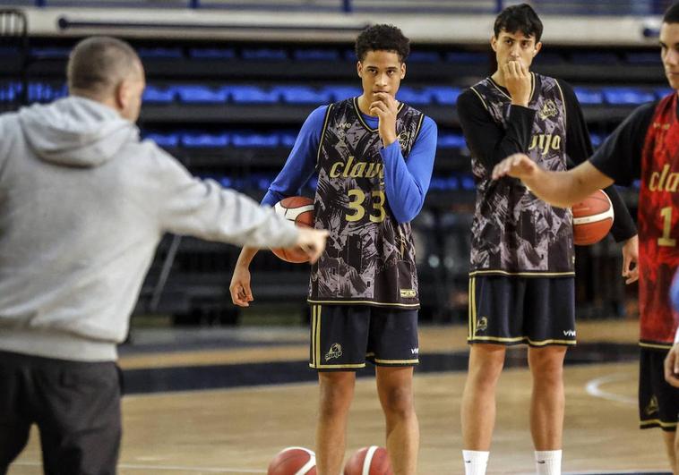 Jenaro Díaz da instrucciones con Torres y Arbosa atendiendo.