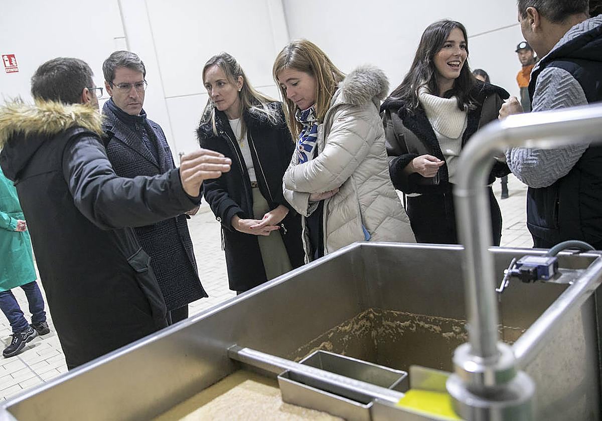 Imagen secundaria 1 - Capellán visita la empresa familiar Almazara Riojana de Aldeanueva de Ebro