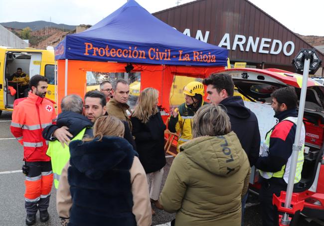 El alcalde de arnedo, Javier García, abaraza a Manolo Abad, propietario de la empresa