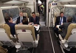 El Rey, el presidente Sánchez y el ministro de Transportes, Óscar Puente, en el viaje inaugural del AVE a Oviedo.