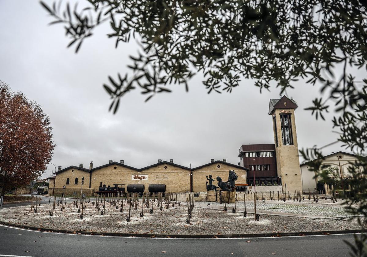 Haro. Bodegas Muga, en el Barrio de la Estación, una de las pocas muestras de arquitectura industrial reconocida por su interés cultural.