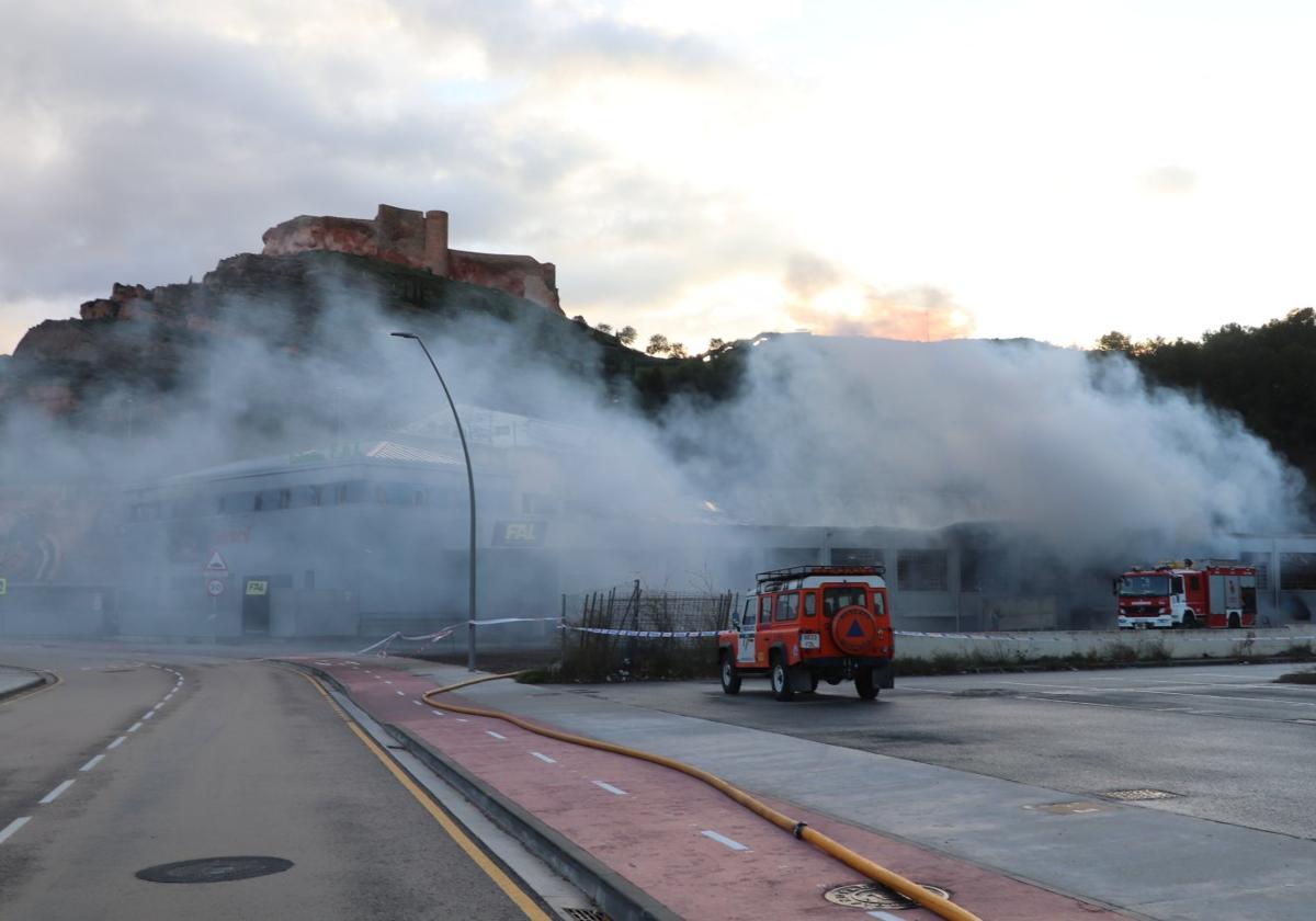 La nube de humo fruto de la carga calorífica y de los restos que seguían consumiéndose estuvo presente ayer durante todo el día.