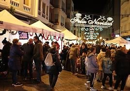 Numeroso público familiar disfrutó del mercado a pesar del frío y la lluvia que cayó por momentos.