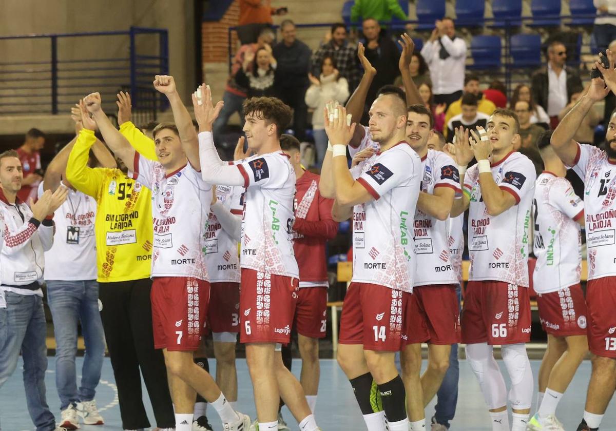 Los jugadores festejan el triunfo ante el Granollers.