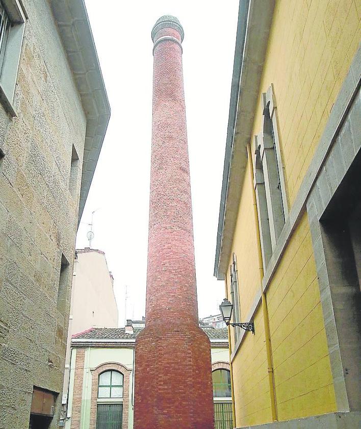 Imagen secundaria 2 - Ortigosa. Puente de San Martín, rehabilitado y protegido como BIC (arriba). Ezcaray. La Real Fábrica de Paños, reconocida como Bien de Interés Cultural en 1992 (izquieda). Logroño. Chimenea de la antigua Tabacalera. 