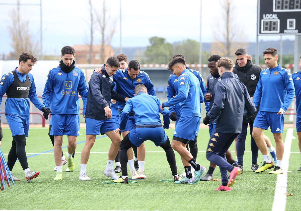 Los jugadores de la SD Logroñés, durante un entrenamiento en Pradoviejo.