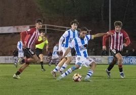 Rojo se prepara para disparar durante el partido de ayer en La Salera contra el Athletic B.