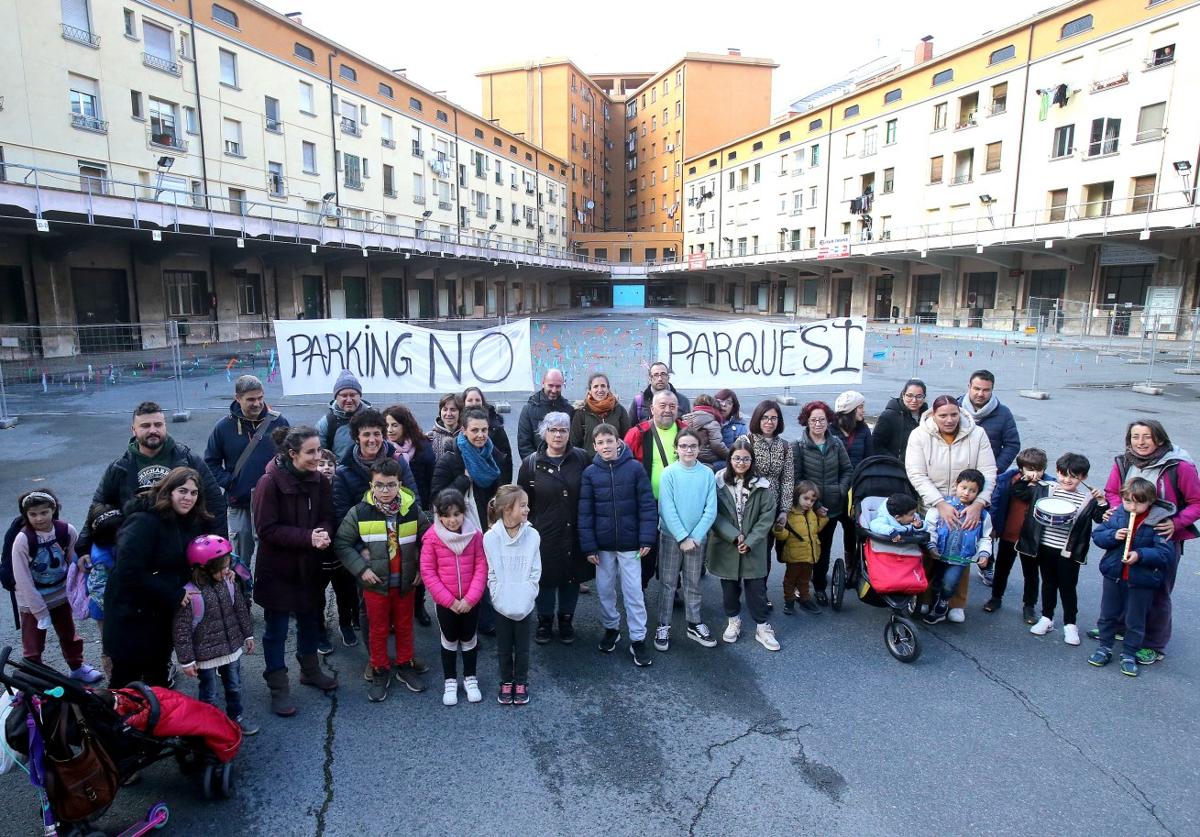 Concentración a puertas del patio de dársenas con las pancartas colgadas hace días con los mensajes de «parking no» y «parque sí».