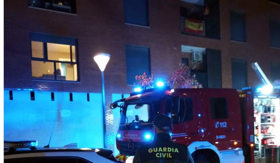 Una madre y sus tres hijos saltan desde un segundo piso a un colchón por un incendio en su vivienda