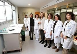 La consejera María Martín, con parte del equipo de enfermeras de la nueva consulta de Oncología.