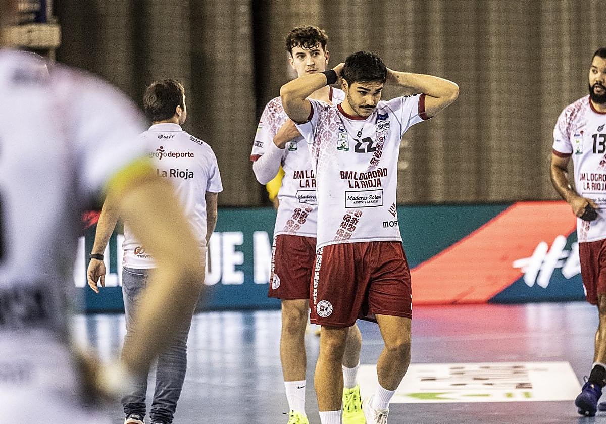 Xavi Tuà lamenta junto a Martí Soler la derrota ante el Silkeborg, la que dejó al Ciudad de Logroño sin opciones.