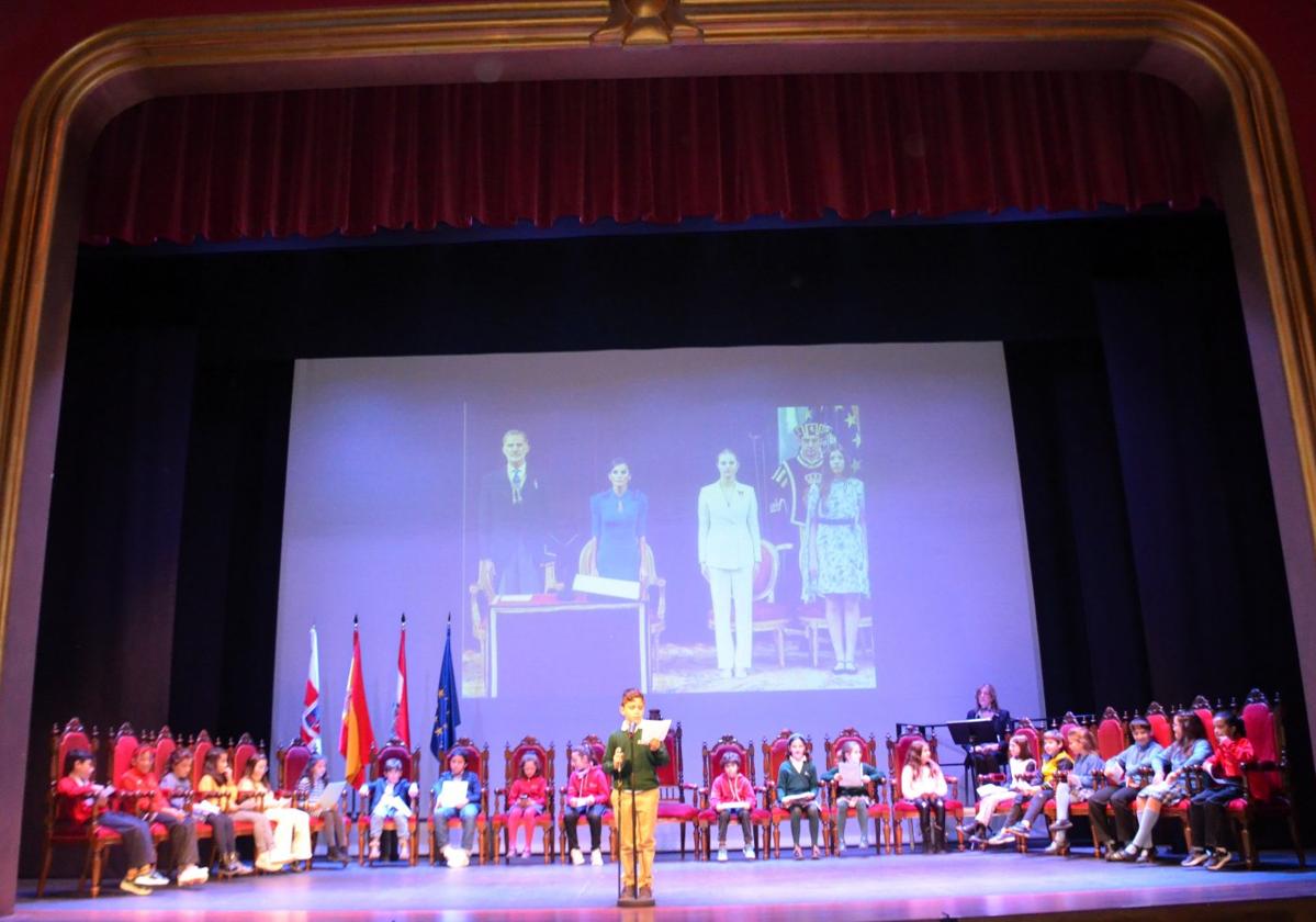 Félix Morla, del colegio Teresianas, abriendo el segundo de los plenos infantiles en el teatro Ideal.