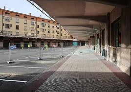 Operarios señalizando las plazas de un aparcamiento que se anuncia como provisional.