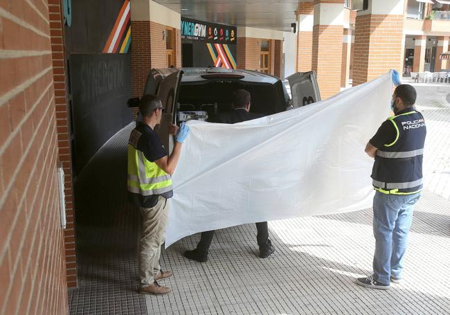 El cuerpo de Salwa es introducido en el coche de la funeraria