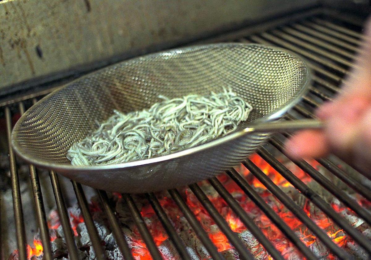 Angulas a la parrilla, elaboradas por el restaurante Etxebarri de Axpe por Bittor Arginzoniz.