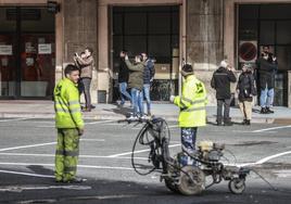 Interesados en el concurso de ideas sobre la estación, de visita, al fondo de la imagen.