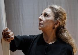 Lolita Flores metida en el papel de Poncia, la criada de 'La casa de Bernarda Alba' vista y dirigida por Luis Luque.