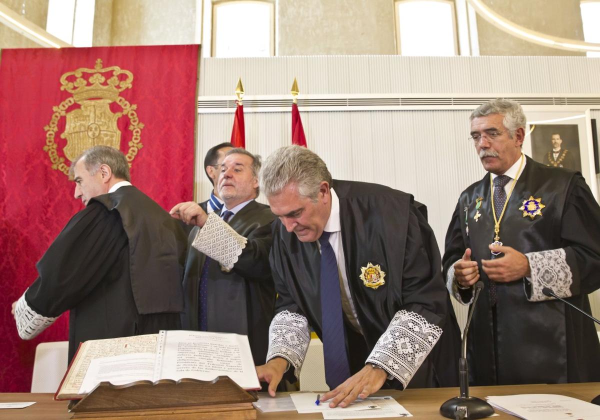 Marca, en 2017, durante su toma de posesión como presidente del TSJR, flanqueado por su predecesor, Espinosa y Escanilla.