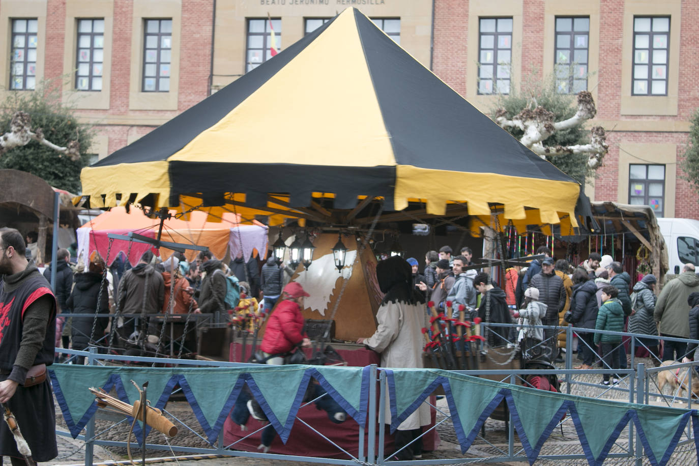 Las ferias de Santo Domingo continúan bajo la lluvia