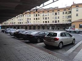 Primeros vehículos estacionados a las 10:00 horas de este jueves.