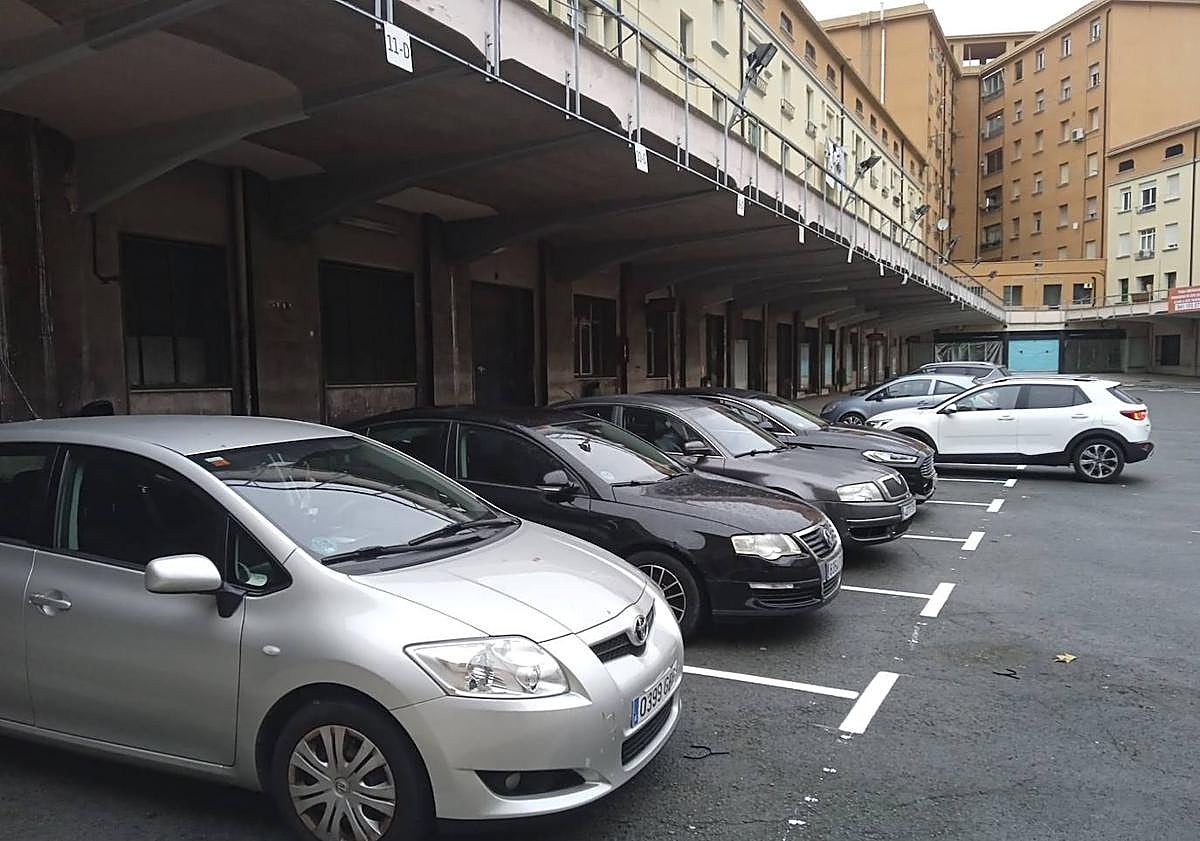 Imagen principal - Abierto el parking provisional de la antigua estación, que ya acoge a sus primeros vehículos