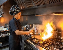 Mirna Mendoza prepara uno de los platos de pasta fresca que ofrecen en el local.
