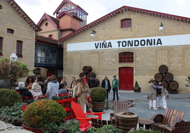 Visitantes, el sábado, junto a Viña Tondonia, en Haro.