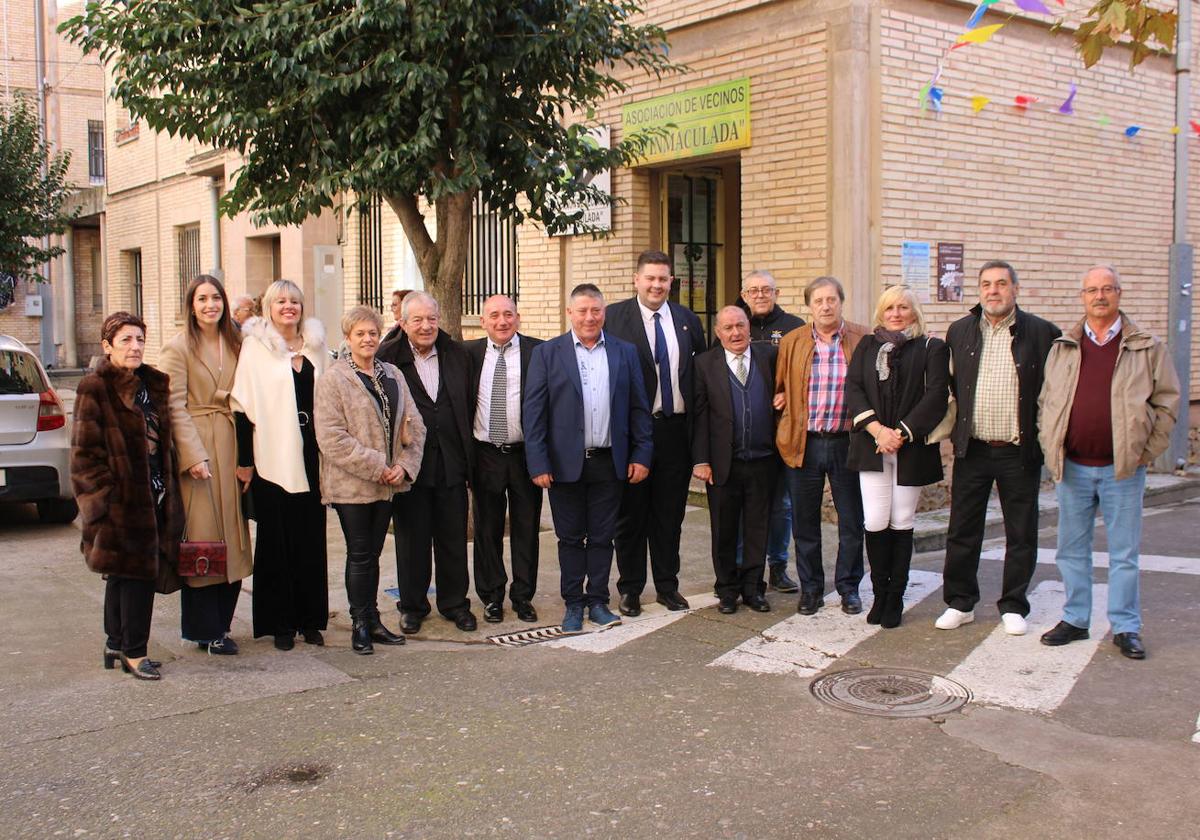 Parte de la corporación del Ayuntamiento de Nájera con la junta directiva de la Asociación Vecinal La Inmaculada y miembros de la junta de la Asociación Vecinal Santa Cruz de Jove (Gijón)