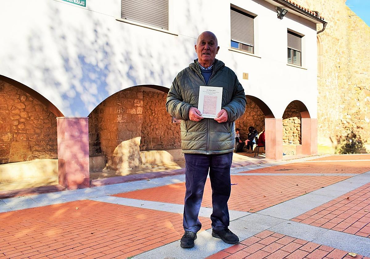 Gregorio Remírez Aranzadi posa con su libro en la antigua escuela.
