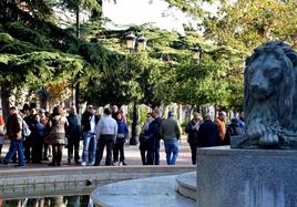 Visitantes se fotografían junto a la estatua del Espartero, en el Espolón logroñés, en una imagen del sábado.