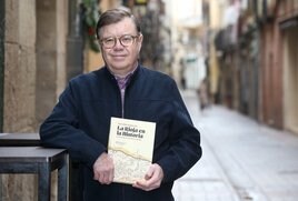 El escritor y periodista Marcelino Izquierdo Vozmediano posa con su libro 'La Rioja en la Historia (Como nunca te la habían contado)'.