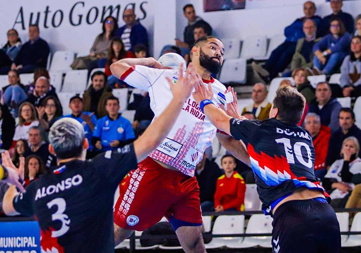 Thiago Ponciano se eleva para lanzar ante la marca de Gustavo Alonso y Lukas Böhm.