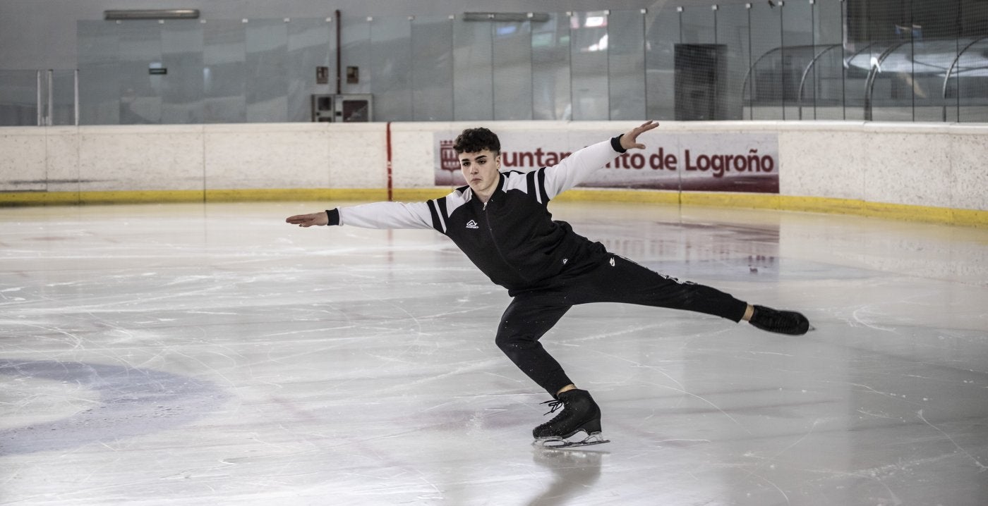 Mario Martínez-Íñiguez se ejercita en la pista de hielo de Lobete.