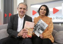 Jorge Alacid, periodista de este diario durante dos décadas y actualmente en Las Provincias, y Myriam Ferreira, profesora en UNIR, posan con sus novelas intercambiadas.