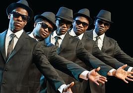The Black Blues Brothers sorprenderá con un repertorio de acrobacias y limbos con fuego el 11 de mayo.