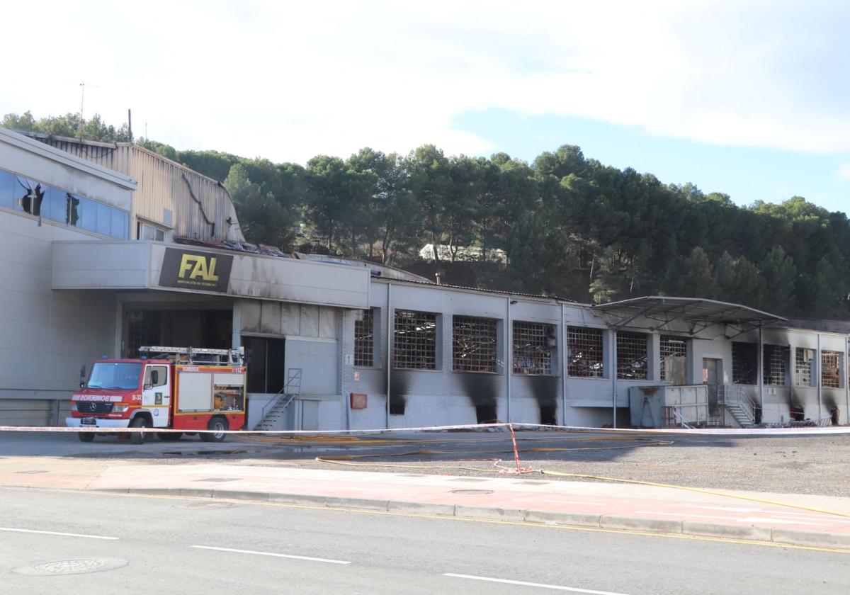 La repercusión del incendio de Calzados Fal alcanza tanto a sus 130 trabajadores directos como a las decenas de empresas auxiliares vinculadas.