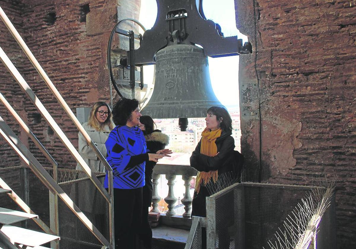 Imagen principal - Arriba Roldán explica algunos de los aspectos de la obra durante la visita a la torre del campanario. Abajo a la izquierda cornisa románica del monasterio tras su restauración. Abajo a la derecha grieta en el interior de una de las bóvedas antes de la intervención. 