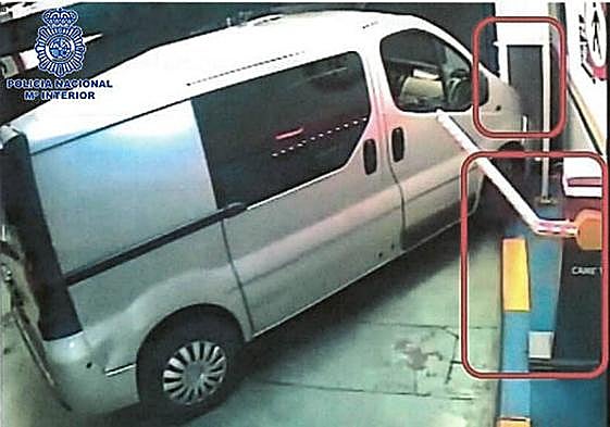 La furgoneta, captada por las cámaras de seguridad del parking.