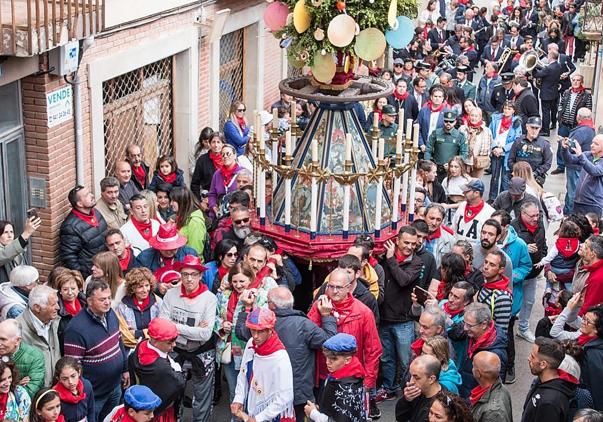 La procesión cívico-religiosa de La Rueda se ha convertido, gracias al apoyo de la juventud, en la más multitudinaria de las fiestas.