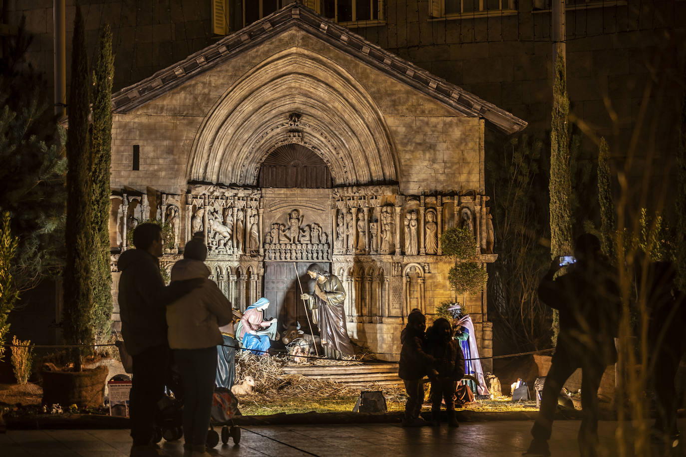 El Belén de Logroño brilla en la noche