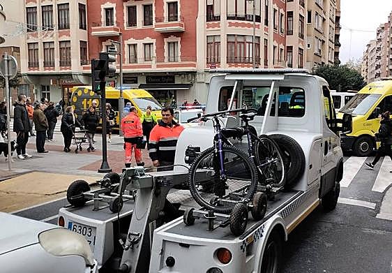 La grúa retira la bicileta del ciclista atropellado el pasado 29 de noviembre.