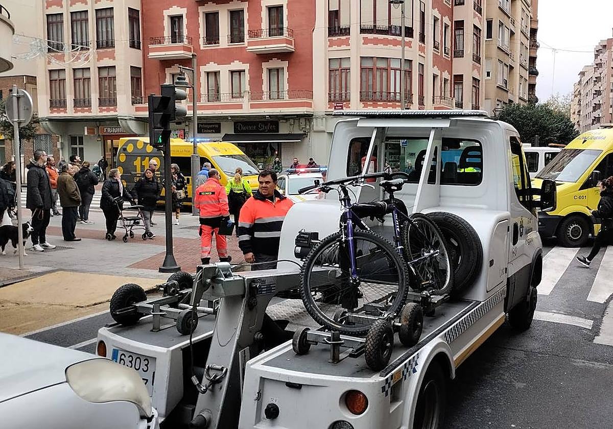 La grúa retira la bicileta del ciclista atropellado el pasado 29 de noviembre.